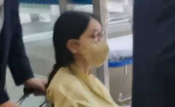 우울증 등으로 병원에 입원했던 윤석열 전 대통령 부인 김건희 씨가 27일 오후 서울아산병원에서 퇴원하고 있다. [사진=YTN 보도화면 캡처]