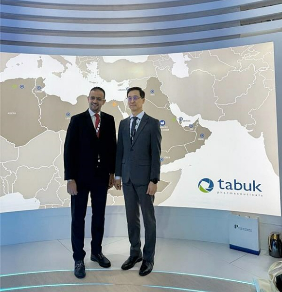 이스마일 타북 CEO와 박제현 한미약품 대표가 기념 촬영을 하고 있다. [사진=한미약품 제공]