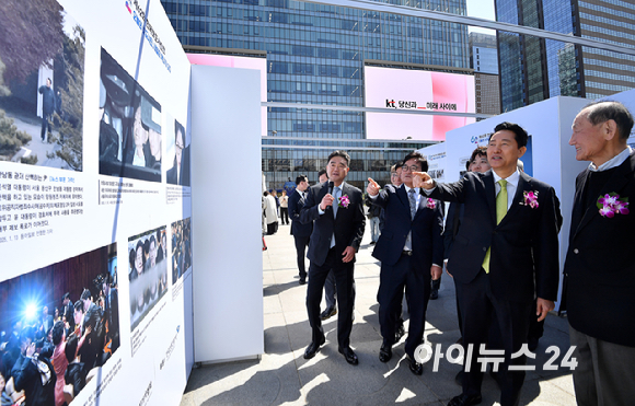 이호재 한국사진기자협회장이 7일 서울 종로구 광화문 광장에서 열린 제62회 한국보도사진전 '오늘의 보도사진, 내일의 역사가 되다' 개막식에서 인사말을 하고 있다. [사진=사진공동취재단]