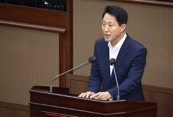 오세훈 서울시장이 27일 서울시의회에서 열린 제322회 시의회 임시회 개회식에서 신임 간부를 소개하고 있다. 2025.8.27 [사진=연합뉴스]