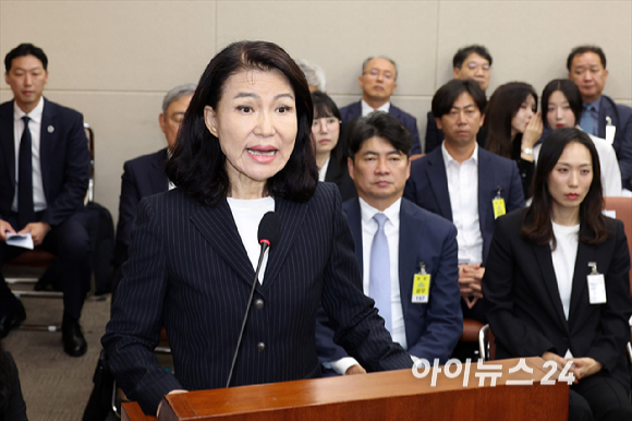 이진숙 전 방송통신위원장이 14일 서울 여의도 국회에서 열린 국회 과학기술정보방송통신위원회 방송통신위원회 등에 대한 국정감사에서 증인으로 출석해 질의에 답변하고 있다. [사진=곽영래 기자]