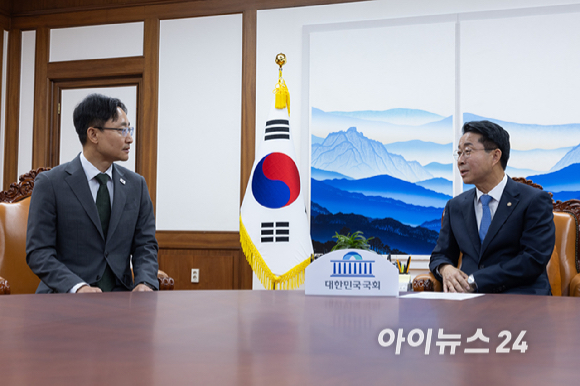 임광현 신임 대통령 비서실장이 21일 여의도 국회를 방문, 조정식 국회의장을 예방하고 있다. [사진=곽영래 기자]