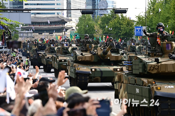 건군 76주년 국군의 날 기념행사가 1일 오후 서울 중구 광화문 거리 일대에서 진행되는 가운데 첨단 무기들이 시가행진을 벌이고 있다. [사진=곽영래 기자]