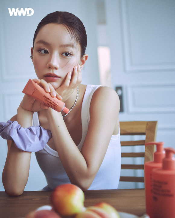 배우 혜리가 화보 촬영에서 포즈를 취하고 있다. [사진=WWD 코리아]