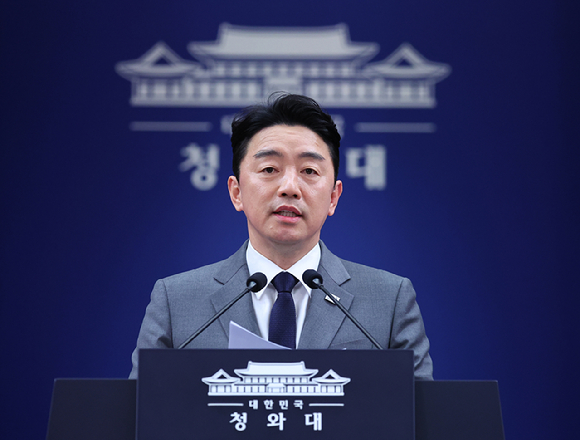 이재명 대통령 전략경제협력 특사로 아랍에미리트(UAE)를 방문하고 귀국한 강훈식 비서실장이 18일 청와대 춘추관에서 특사 활동 관련 브리핑을 하고 있다. 2026.3.18 [사진=연합뉴스]