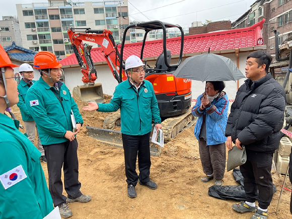 산림청은 29일 경북 영주시 산사태 복구지를 방문해 국립산림과학원과 한국치산기술협회가 참여하는 민관 전문가 합동 현장점검을 진행했다. [사진=산림청]