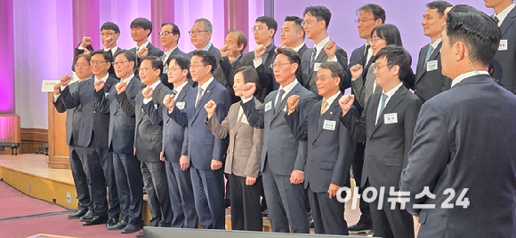 김정관 산업통상부 장관이 30일 국회 의원회관에서 열린 제1회 공학인의 날 행사에서 축사를 하고 있다. [사진=박지은 기자]