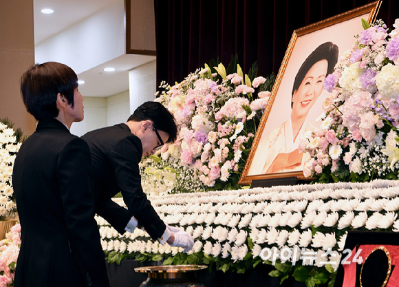 김영삼 전 대통령 부인 고 손명순 여사의 영결식이 11일 오전 서울 동작구 국립서울현충원 현충관에서 진행된 가운데 한동훈 국민의힘 비상대책위원장이 분향을 하고 있다. [사진=곽영래 기자]