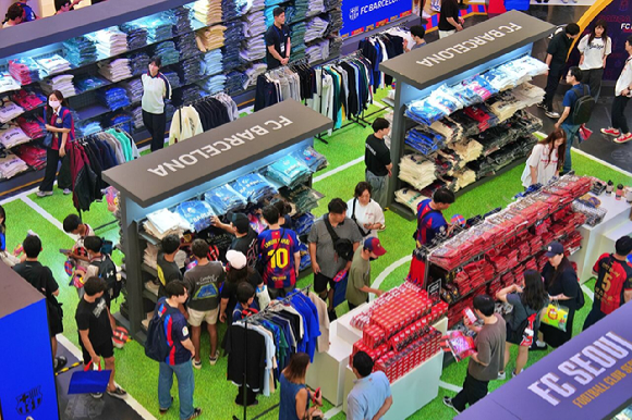 대구 GS25 침산그랜드점 매장 앞에 '블루 아카이브' 협업 상품을 구매하려는 소비자들로 대기열이 생긴 모습. [사진=GS25]