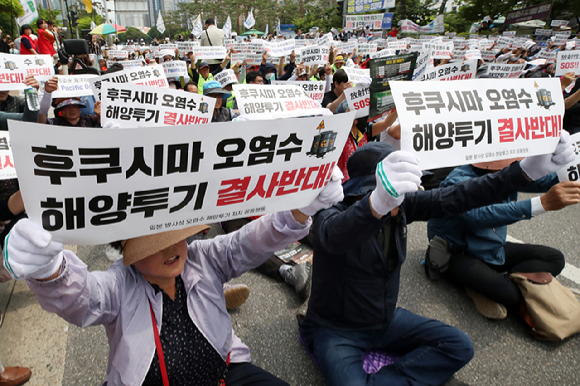 지난 12일 오후 서울 영등포구 여의도 국회 앞에서 열린 후쿠시마 방사성 오염수 해양투기 반대 2차 전국행동 '전국어민대회' 참가자들이 구호을 외치고 있다. [사진=뉴시스]