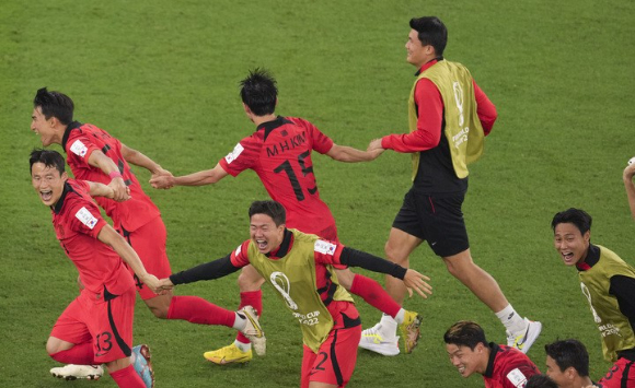 한국 축구대표팀 선수들이 3일(한국시간) 열린 2022 카타르월드컵 H조 조별리그 포르투갈과 최종전(3차전)에서 2-1로 승리를 거둔 뒤 16강 진출을 확정하고 세리머니하고 있다. [사진=뉴시스]