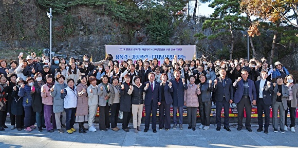  지난 20일 조근제 경상남도 함안군수와 여성단체 회원들이 가야읍 쌈지공원에서 ‘성폭력·가정폭력·디지털문화 캠페인’을 펼치고 있다. [사진=함안군]  