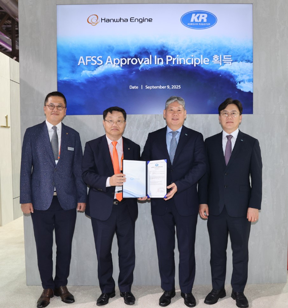 강성운 한화엔진 엔진사업 담당(왼쪽 두번째)이 9일 이탈리아 밀라노에서 열린 가스텍 2025 전시회에서 93K 친환경 암모니아 운반선(VLAC)의 암모니아 연료공급 시스템(AFSS)에 대한 개념승인(AIP)을 획득하고 기념촬영을 하고 있다. [사진=한화엔진]