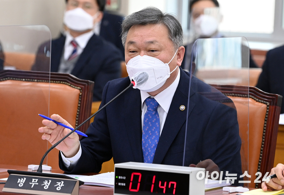 정석환 병무청장이 28일 오전 서울 여의도 국회에서 열린 국방위원회 전체회의에서 윤석열 국민의힘 대선 후보의 부동시 병역 면제 의혹에 대한 의원 질의에 답하고 있다. [사진=김성진 기자]