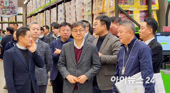 (가운데) 한채양 이마트&middot;에브리데이&middot;이마트24 대표가 '트레이더스 홀 세일 클럽' 수원화서점을 찾아 최택원 트레이더스 본부장 등 관계자들과 현장을 살펴보고 있다. [사진=김태헌 기자]