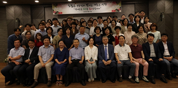 지난 21일 김필순 세명기독병원 홍보부장 퇴임식 참석자들이 단체 기념사진을 찍고 있다. [사진=세명기독병원]