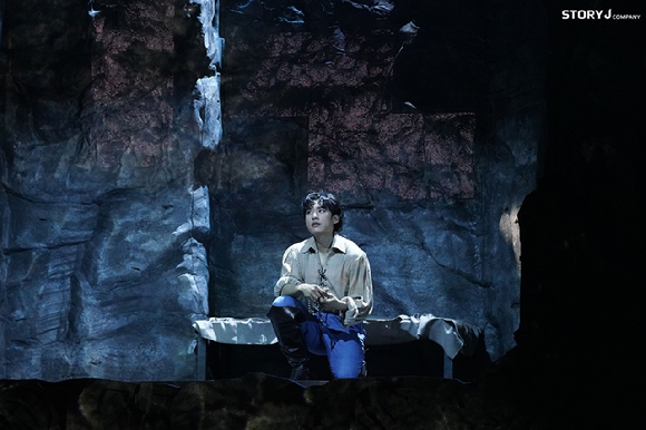 배우 김성철이 뮤지컬 '몬테크리스토'에서 에드몬드 단테스와 몬테크리스토 백작 역을 맡아 열연을 펼치고 있다. [사진=EMK뮤지컬]