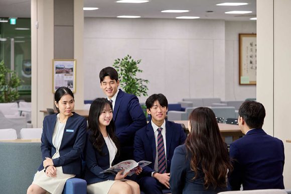 경복대학교 홍보대사가 우당관 커뮤니케이션홀에서 대화를 나누고 있다. [사진=경복대학교]