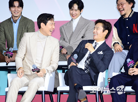 배우 이정재와 이병헌이 9일 오전 서울 중구 동대문디자인플라자에서 열린 넷플릭스 시리즈 '오징어 게임' 시즌2 제작발표회에 참석하고 있다. [사진=정소희 기자]
