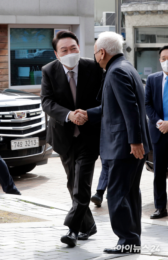 윤석열 대통령 당선인이 17일 오전 서울 종로구 통의동 금융감독원 연수원에 마련된 집무실로 들어서기 앞서 김한길 국민통합위원회 위원장과 악수하고 있다. [사진=국회사진취재단]