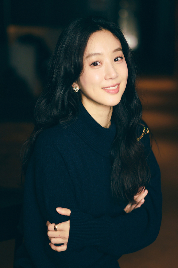 배우 정려원이 영화 '하얀 차를 탄 여자' 인터뷰에 앞서 포즈를 취하고 있다. [사진=(주)바이포엠스튜디오]