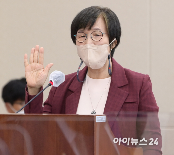 권태선 방송문화진흥회 이사장이 13일 오전 서울 여의도 국회에서 열린 과학기술정보방송통신위원회의 방송문화진흥회&middot;한국방송광고진흥공사 등에 대한 국정감사에서 인사말을 하고 있다. [사진=정소희 기자]