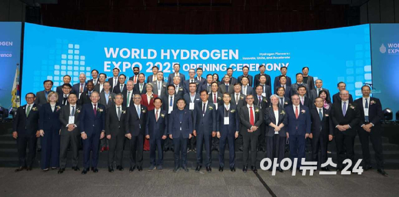 김성환 기후에너지부 장관(첫줄 왼쪽에서 8번째)을 비롯한 귀빈들이 월드 하이드로젠 엑스포 2025 개막식 이후 기념촬영을 하고 있다. [사진=이한얼 기자]