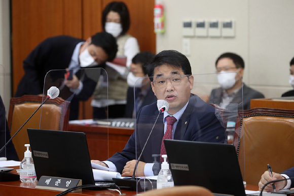 배준영 국민의힘 의원이 국정감사에서 의사진행발언을 하고 있다. [사진=김성진 기자]