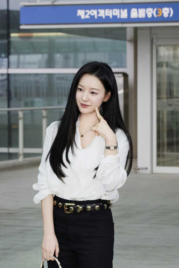 김지원이 불가리 캠페인 촬영을 위해 이탈리아로 출국했다. [사진=불가리 ]