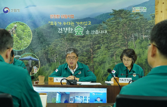 임상섭 산림청장이 2일 오전 산림청 상황실에서 산림사업장 온열질환 예방 대책 회의를 주재하고 있다. [사진=산림청]