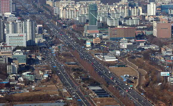 설연휴를 앞둔 24일 오후 경찰특공대 헬기에서 바라본 경기도 용인시 신갈IC 인근 경부고속도로가 귀성차량 등으로 정체되고 있다. 2025.1.24 [항공촬영협조 = 경기북부 경찰청 항공대 항공대장 박형식 경감, 김용옥 경위] [사진=연합뉴스]