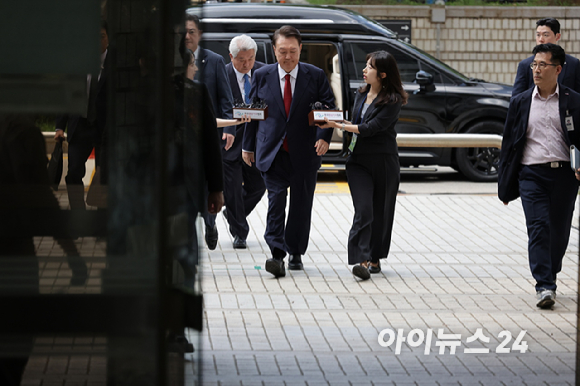 12·3 비상계엄과 관련해 특검의 수사를 받는 윤석열 전 대통령이 두 번째 구속 전 피의자 심문(영장실질심사)을 받기 위해 9일 오후 서울 서초구 중앙지법으로 출석하고 있다. [사진=사진공동취재단]