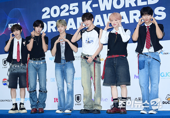 그룹 엔시티 위시(NCT WISH)가 21일 오후 서울 잠실실내체육관에서 열린 '2025 케이 월드 드림 어워즈'(2025 K WORLD DREAM AWARDS)에 블루카펫 행사에 참석하고 있다. [사진=정소희 기자]