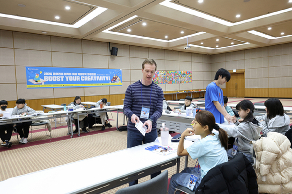 2월 2일부터 6일 수원시 장안구에 위치한 대우건설 기술연구원(인재경영원)에서 진행한 영어캠프에 참여한 대우건설 임직원 자녀들이 적극적으로 프로그램 활동에 참여하고 있다 [사진=대우건설]