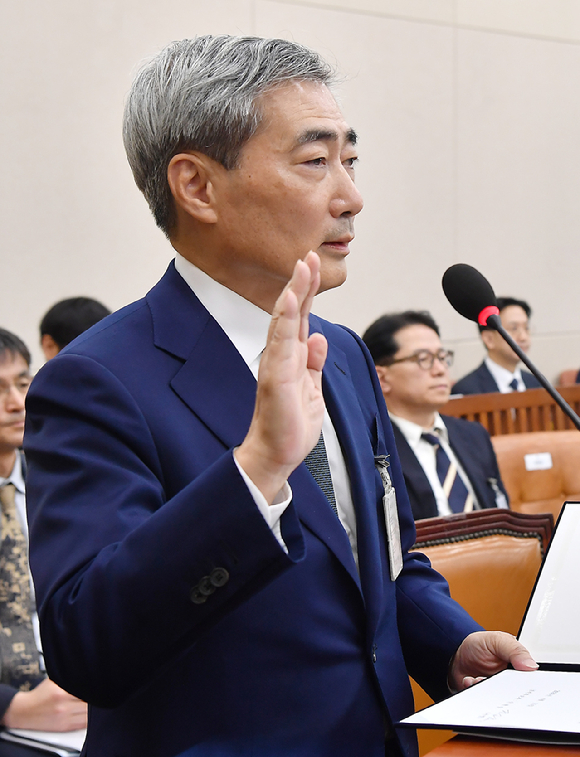 신현송 한국은행 총재 후보자가 15일 서울 여의도 국회 재정경제기획위원회에서 열린 인사청문회에서 선서를 하고 있다. [사진=곽영래 기자]