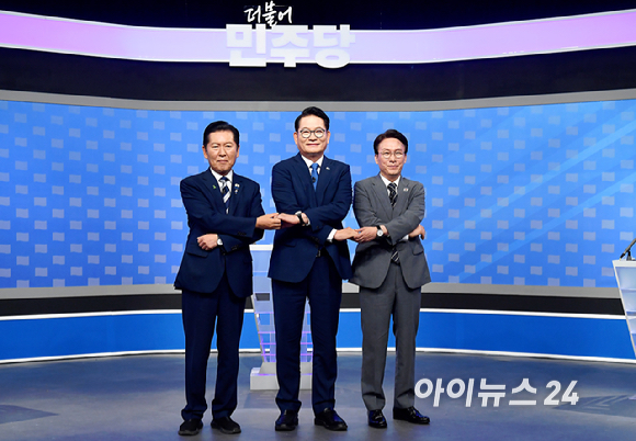 정청래(왼쪽부터)&middot;송영길&middot;김민석 더불어민주당 당대표 후보가 12일 서울 목동 SBS에서 열린 당대표 후보자 토론회에 앞서 기념촬영을 하고 있다. [사진=곽영래 기자]