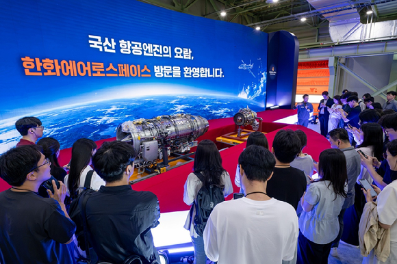인공지능(AI) 데이터센터 특수가 반도체&middot;클라우드 업계를 넘어 철강&middot;조선&middot;방산업계로도 번지고 있다. [사진=챗지피티를 사용한 AI 이미지]