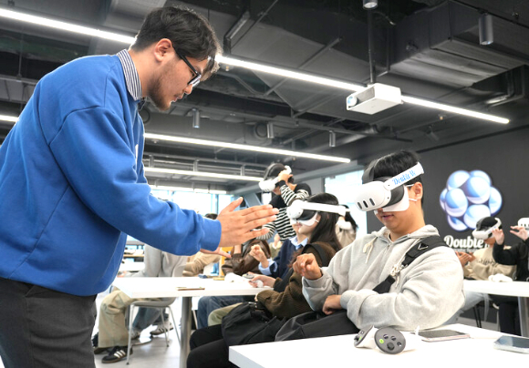 경복대학교 영상미디어콘텐츠학과가‘MR‧XR’ 체험학습 기념 촬영을 하고 있다. [사진=경복대학교 ]