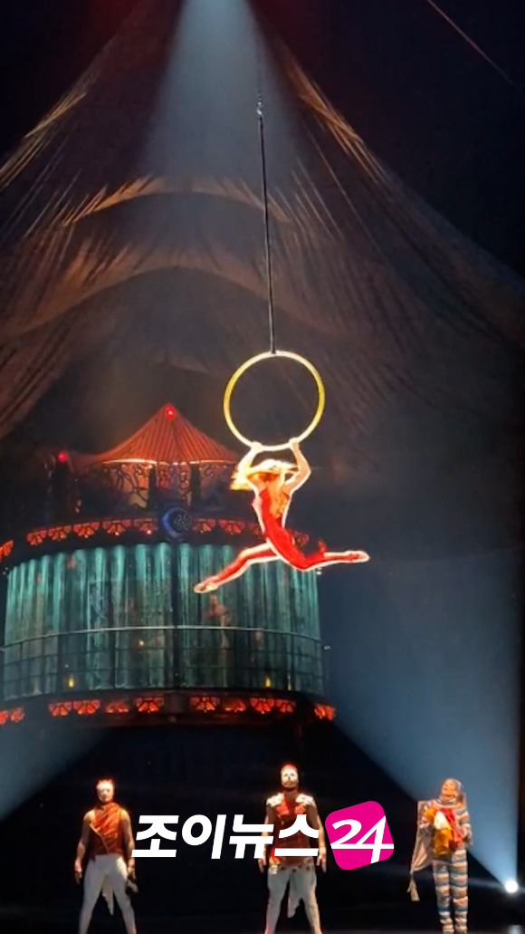 배우들이 지난 15일 오후 서울 잠실종합운동장 내 빅탑에서 열린 태양의서커스 '쿠자(KOOZA)' 프레스 컨퍼런스에서 환상적인 무대를 선보이고 있다. [사진=김양수 기자]