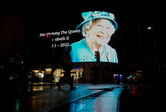 [런던=AP/뉴시스] 지난 8일(현지시간) 영국 런던의 피커딜리 서커스 대형 스크린에 엘리자베스 2세 여왕의 사진이 투영되고 있다. 엘리자베스 2세 영국 여왕이 즉위 70년 만에 96세 나이로 서거했다. [사진=뉴시스]