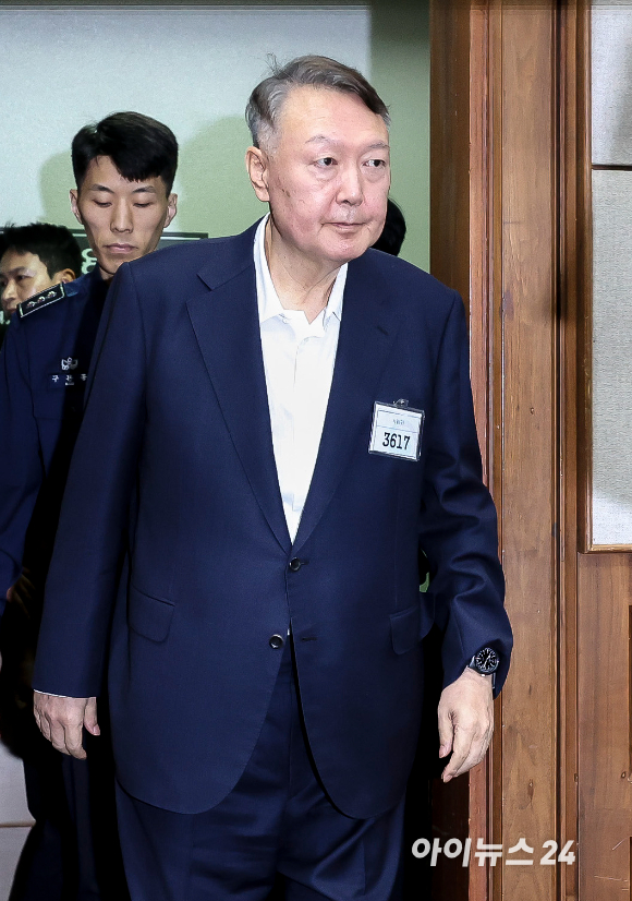 윤석열 전 대통령이 26일 서울 서초구 서울중앙지법에서 열린 특수공무집행방해, 직권남용 권리행사방해 등 혐의 사건 첫 공판에 출석하고 있다. [사진=사진공동취재단]