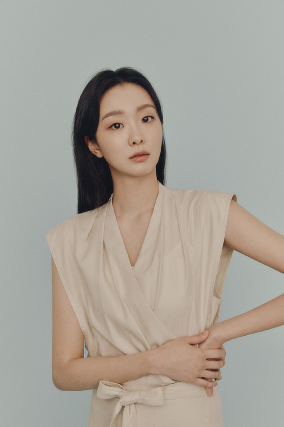 '나인 퍼즐' 김다미가 인터뷰에 앞서 사진 촬영을 하고 있다. [사진=UAA]