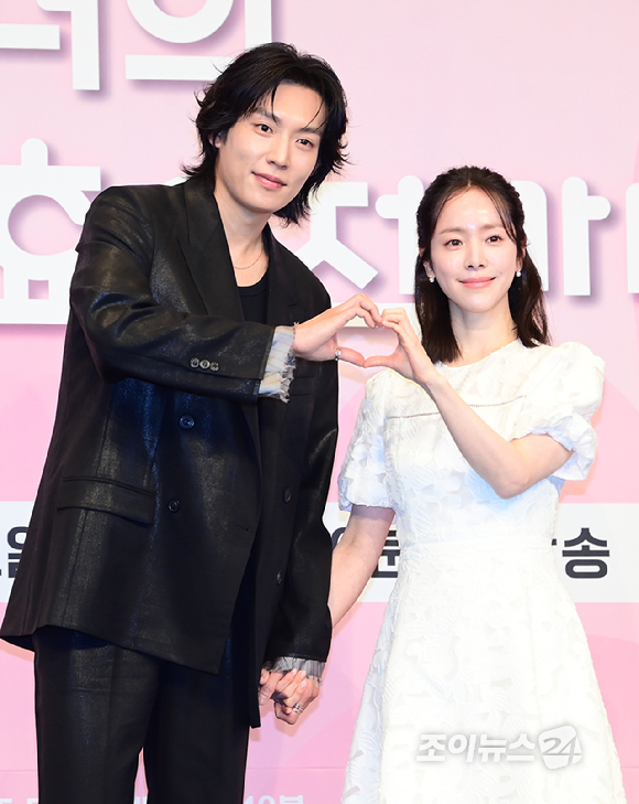 배우 이기택과 한지민이 26일 오후 서울 신도림 더 링크호텔 서울에서 열린 JTBC 새 토일드라마 '미혼남녀의 효율적 만남' 제작발표회에 참석하고 있다. [사진=정소희 기자]