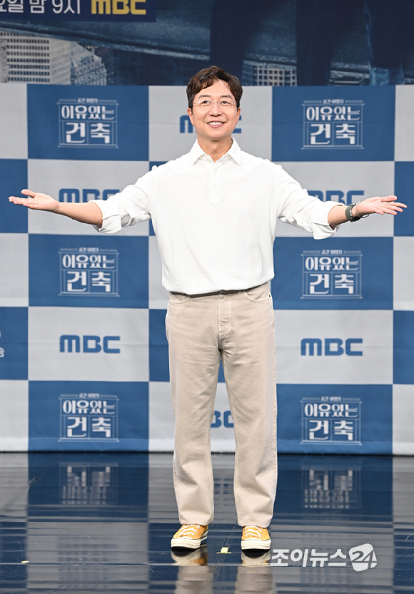 건축가 유현준이 21일 오후 서울 마포구 상암동 MBC에서 열린 MBC 새 교양프로그램 '이유 있는 건축-공간 여행자' 제작발표회에 참석해 포즈를 취하고 있다. [사진=문수지 기자]