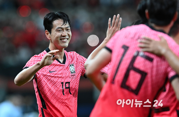 한국 황의조가 14일 오후 서울 마포구 서울월드컵경기장에서 열린 축구 국가대표팀 평가전 대한민국 대 이집트 경기에서 선제골을 넣은 후 세리머니를 하고 있다. [사진=김성진 기자]