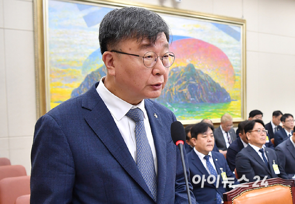 이재연 서민금융진흥원장이 21일 서울 여의도 국회 정무위원회에서 열린 금융감독원 등에 대한 국정감사에서 업무보고를 하고 있다. [사진=곽영래 기자]