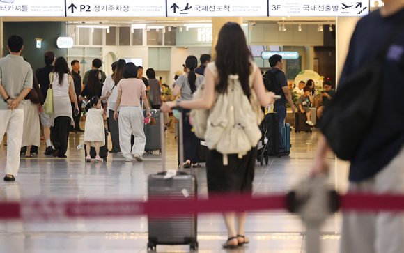 30일 오전 제주국제공항 국내선 도착장에서 관광객들이 여행가방을 끌고 이동하고 있다. 최근 경찰의 실종신고 허위 종결 사건으로 제주 관광의 안전 이미지에 대한 우려가 나오는 가운데 내국인 관광객은 지난해 같은 날과 비교해 감소세를 보이고 있다. 2026.8.30 [사진=연합뉴스]