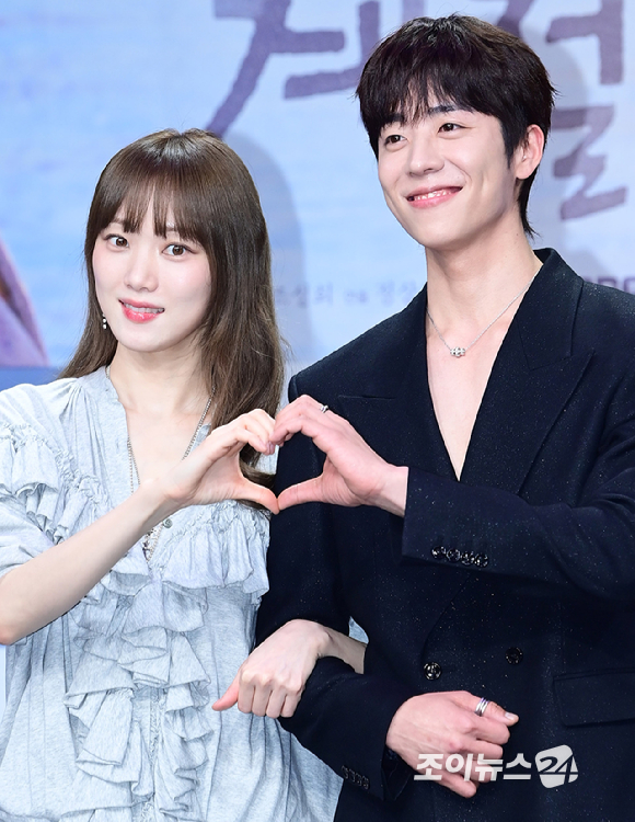 배우 이성경과 채종협이 19일 오후 서울 마포구 상암동 MBC 골든마우스홀에서 열린 MBC 새 금토드라마 '찬란한 너의 계절에' 제작발표회에 참석하고 있다. [사진=정소희 기자]