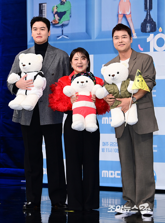 이장우-박나래-전현무가 4일 오후 서울 마포구 MBC 골든마우스홀에서 열린 MBC '나 혼자 산다' 10주년 기념 기자간담회에서 포즈를 취하고 있다. [사진=정소희 기자]