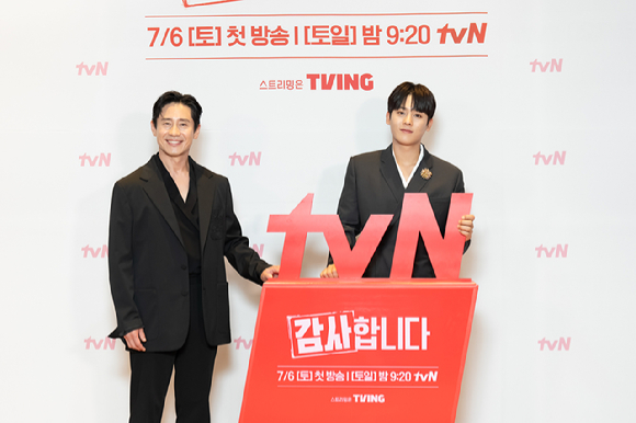 tvN 토일드라마 '감사합니다' 제작발표회에 참석한 배우 신하균, 이정하 [사진=tvN ]